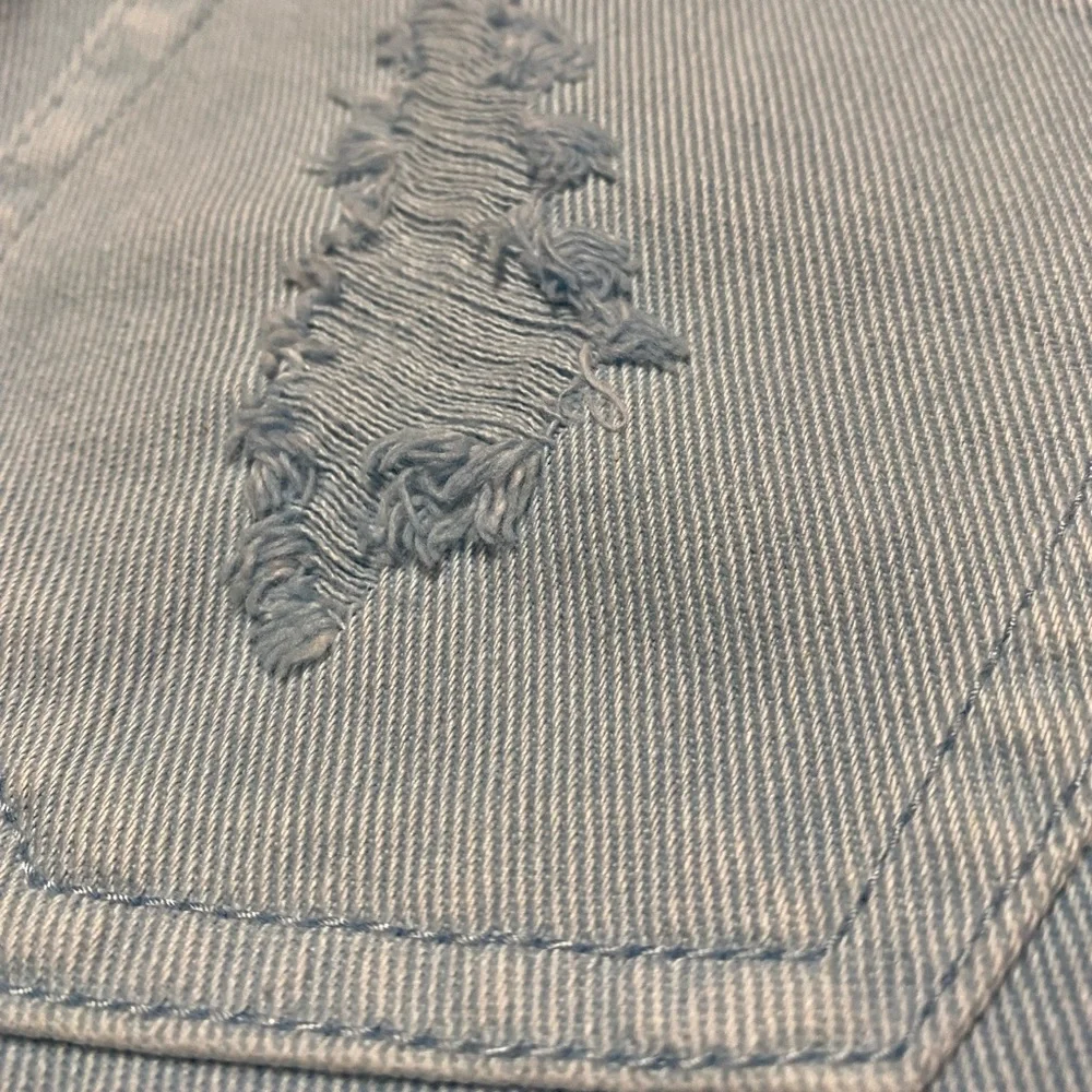 Forever 21 Jean Shorts Women’s 27 Casual Denim Distressed High Rise Button Fly
